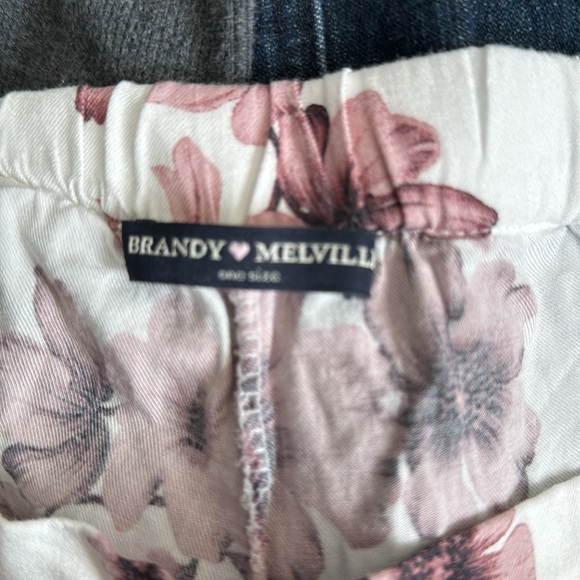 Flowy spring time fun pants from Brandy Melville. White with mauve flowers - Picture 3 of 5
